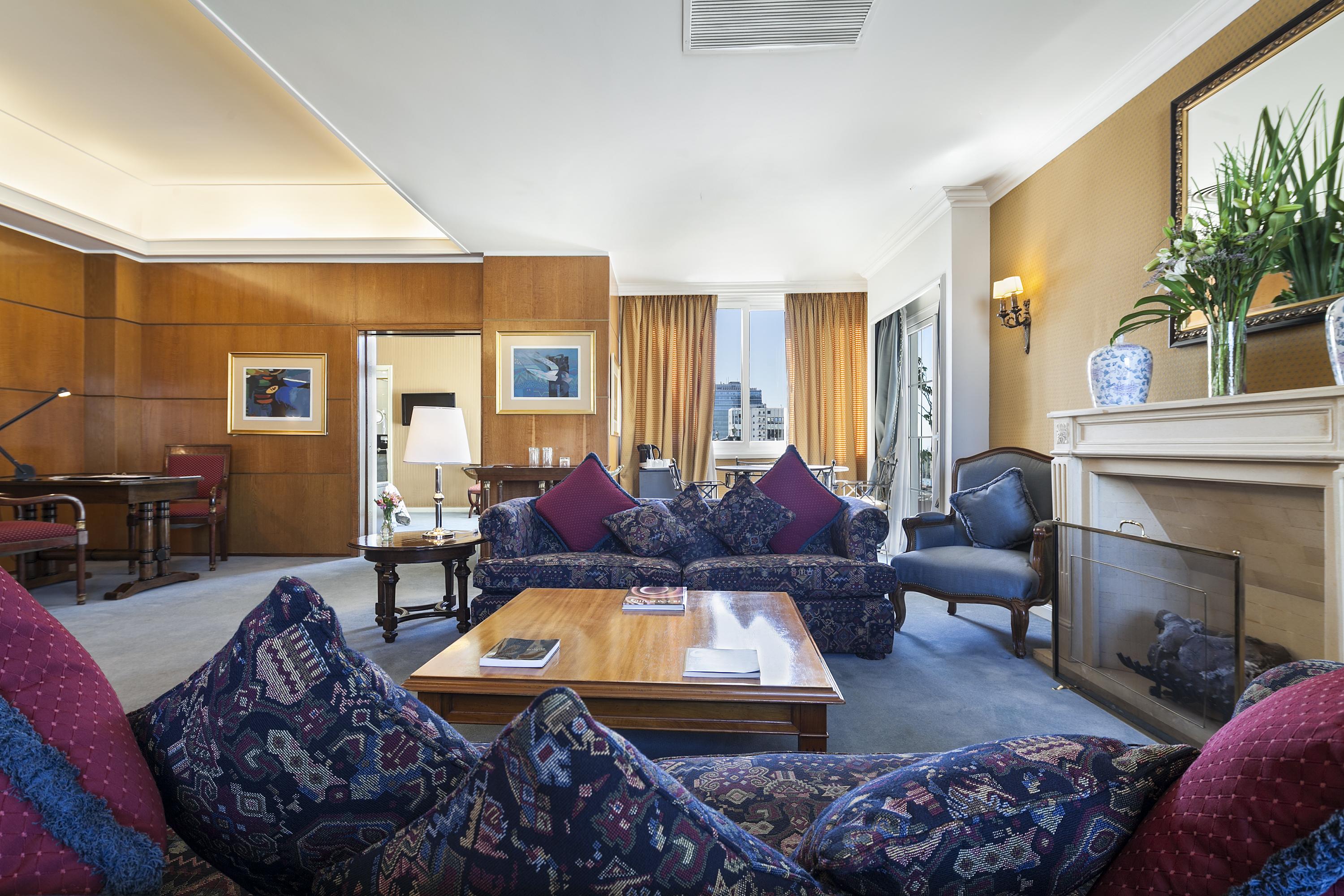 Claridge Hotel Μπουένος Άιρες Εξωτερικό φωτογραφία The living room of a suite at the hotel
